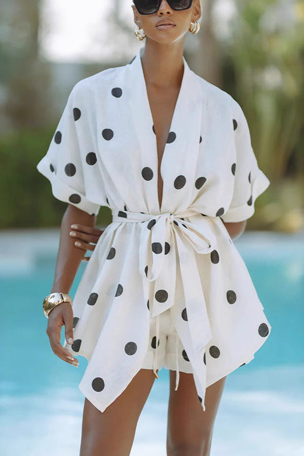 Elegante Set met Cinched Taille en Grote Zwarte Stippen op Lichte Stof – Vrouwelijk en Comfortabel voor Zomeractiviteiten 0