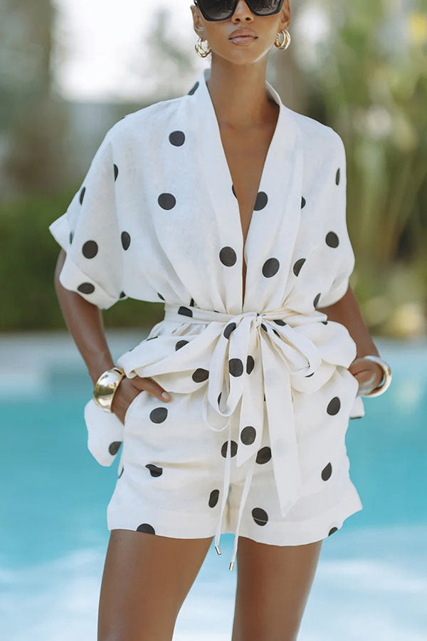 Elegante Set met Cinched Taille en Grote Zwarte Stippen op Lichte Stof – Vrouwelijk en Comfortabel voor Zomeractiviteiten 1