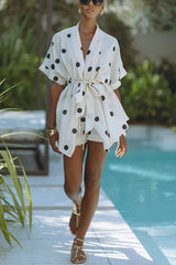 Elegante Set met Cinched Taille en Grote Zwarte Stippen op Lichte Stof – Vrouwelijk en Comfortabel voor Zomeractiviteiten 4